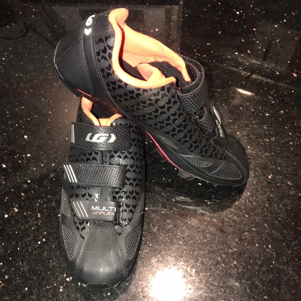 Black and pink Garneau women’s cycling shoes